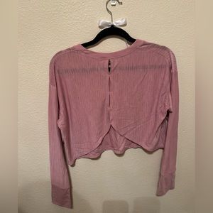 Long sleeve pink athletic crop top with back cutouts.💗